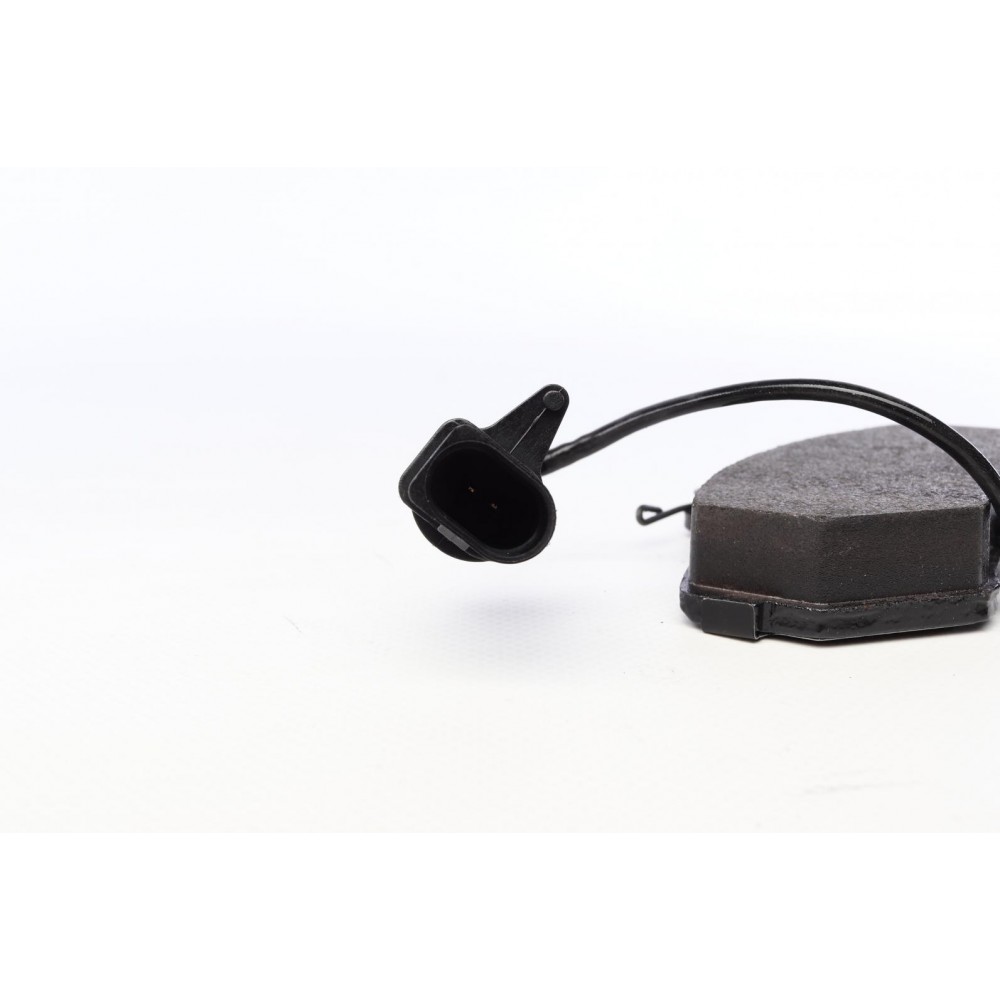 Колодки гальмівні (передні) Audi A4 94-08/Seat Exeo 08-13/VW Passat 96-00 (Lucas) (з датчиком)
