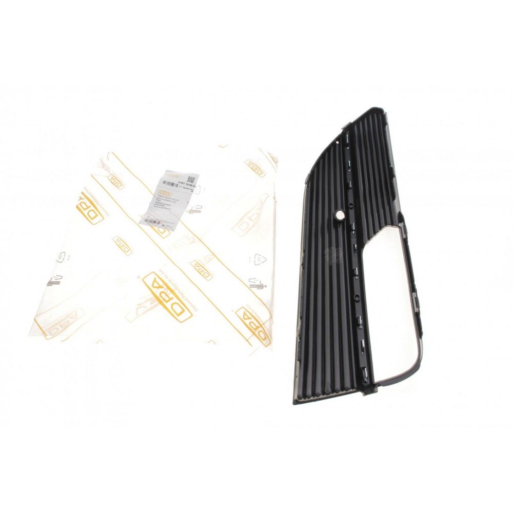 Вставка бампера (під протитуманку) Audi A3 12-20 (R)